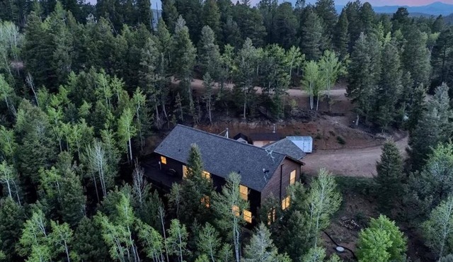 4BD Modern Mountain Home, Breathtaking Views, Solace, Nature, Wifi, Hot Tub! in Divide