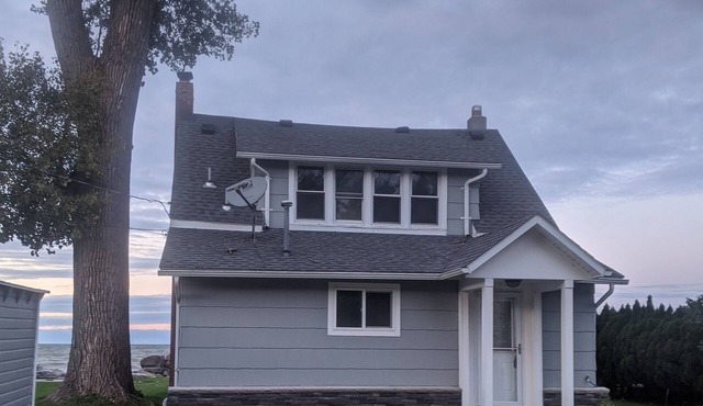 Adorable Cape Cod on Lake Ontario Waterfront in Hilton