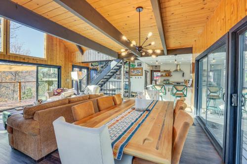 Alpine Getaway with Lake Arrowhead Views and Hot Tub in Lake Arrowhead