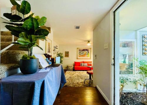 Artists Condo GAME ROOM Patio near UC Med Center in Sacramento