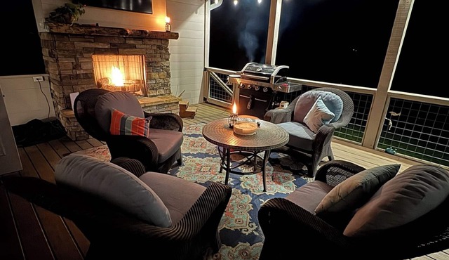 Asheville Farmhouse Rental - Hot Tub - Mountain Views - Near Biltmore- 40 Acres in Leicester