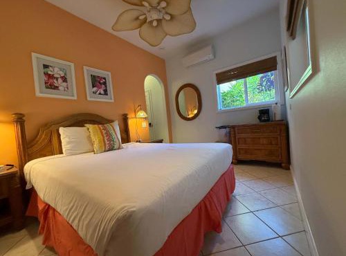 Beachfront B&B w Free Breakfast, AC & Sunset View in Lahaina