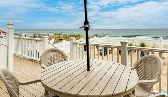 Beachfront Bungalow: beachyard, close to boardwalk in Salisbury