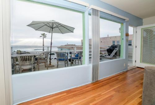 BEACHFRONT COTTAGE UPPER UNIT in Oceanside