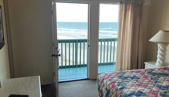Beachfront Two Bedroom Condo with a Pool/2 nights or 7 nights. Pet friendly! in Freeport