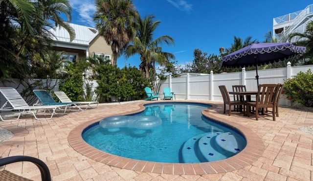 Beachy Boathouse Cottage, 2 BR,1BA, Private Pool, Steps to Beach and Bay- in Anna Maria