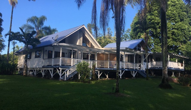 Beautiful 2 Bedroom, 1 bath, full kitchen, secluded acre of gardens