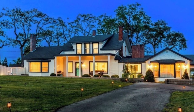 Beautiful Country Home located outside of Jacksonville with pool! in Central Point