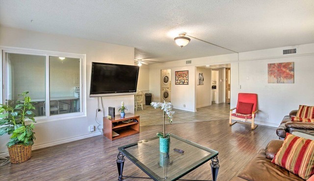 Beautiful, Spacious 2-bedroom condo with AC, near Sofi Stadium in Inglewood
