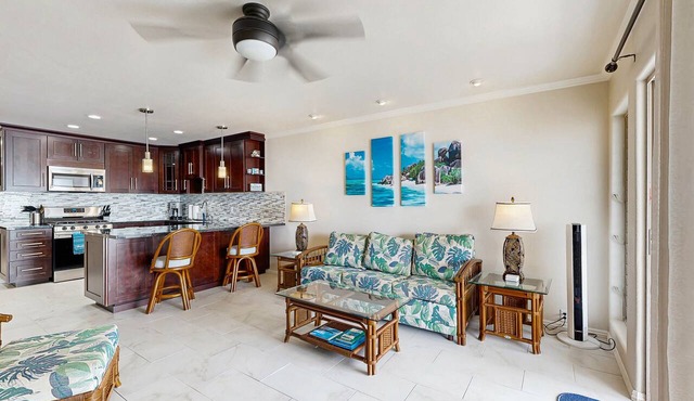 Beautiful, Third-Floor, Oceanfront Condo w/Water Views, Shared Pool, Free WiFi in Kaunakakai