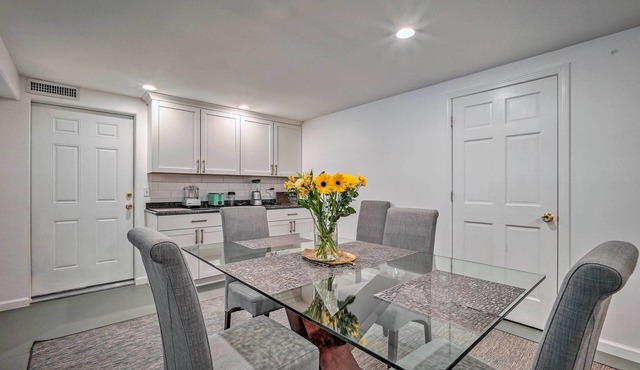 Berkshires Apt w/Deck & Mtn Views! in Richmond