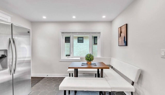 Bright & Cozy Elmhurst Stay 3BR/2BA in Elmhurst