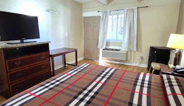 Budget-Friendly King Room Perfect for a Relaxing Getaway near Soldier Field in Cook County