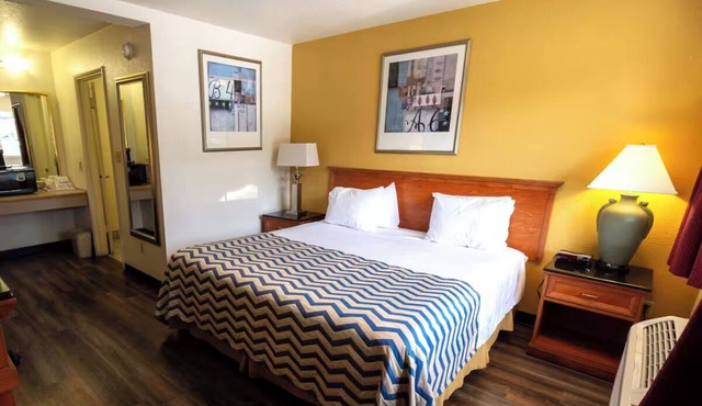 Budget Stay w/King Bed & Free Breakfast Perfect for Culture Trips in Pendleton in Pendleton