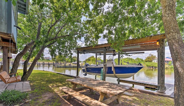 Canalfront House & Studio Near Kemah & Galveston! in San Leon