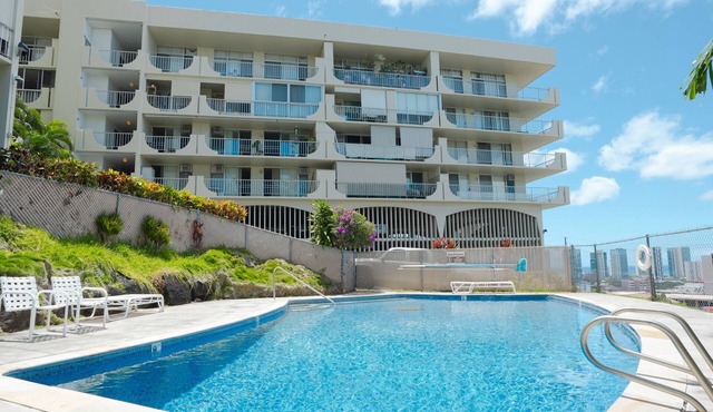 Charming 1-bedroom penthouse corner unit in welcoming Honolulu neighborhood in Honolulu
