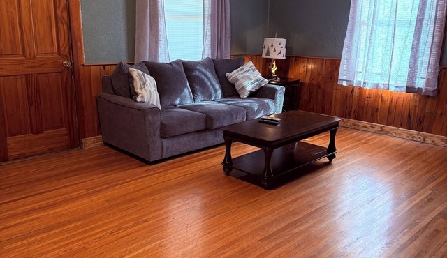 Charming 2-bedroom apartment in Rainelle with out door hot tub in Rainelle