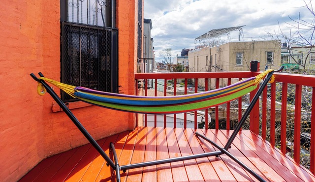 Charming 2-bedroom Brownstone with Bar and Balcony in enchanting Brooklyn in Brooklyn