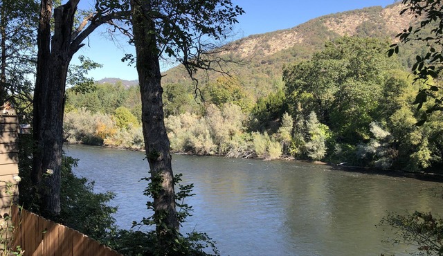 Charming 2bed/2bath home with covered deck right on the beautiful Rogue River in Gold Hill