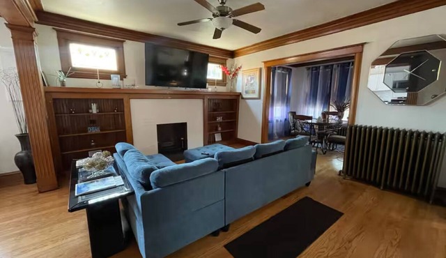 Charming Apartment with WiFi and AC in enchanting Blue Island. in Blue Island