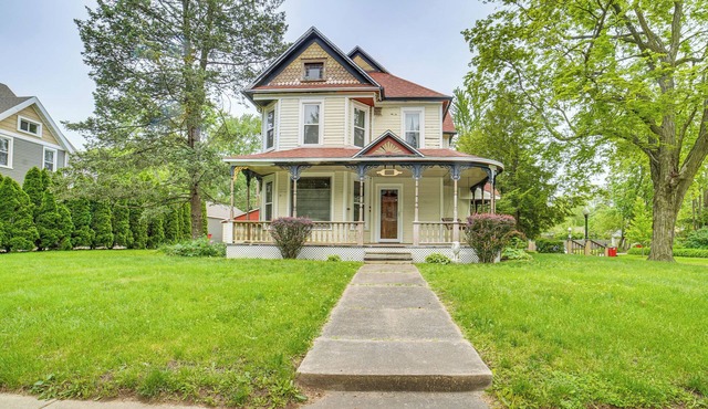 Charming Champaign Victorian w/Deck! in Champaign