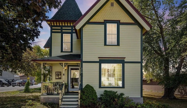 Charming Victorian 4-bedroom, 2-bathroom house in Fairbank, IA, sleeps 8. in Fairbank