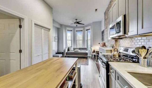 Chic Med district 2Bd/2Ba/Garage in Chicago
