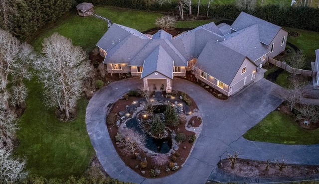 Country Luxury in Manor, Pet Friendly, Hot Tub, Indoor Basketball Ct, Billiards, on 2 Acres in Newberg
