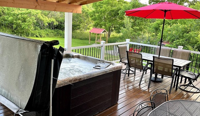 Covered Deck with Tub on 200 acres; 10 min from Ellicottville/Holiday Valley in Little Valley