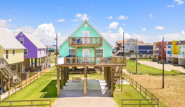 Cozy Beach House w Ocean Views on 2nd row in Surfside Beach