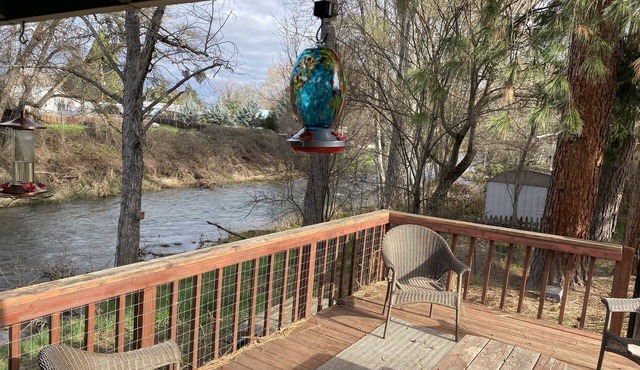 Cozy creekside home with deck, 15 min to airport, shopping, 1 hr to Crater Lk. in Eagle Point