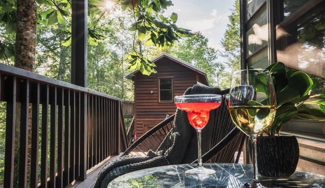 Cozy Hilltop Cabin w/Hot Tub & Forest Views in Pigeon Forge
