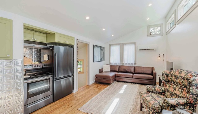 Cozy recreation home with full kitchen, washer & dryer, private lot and WIFI in Bend