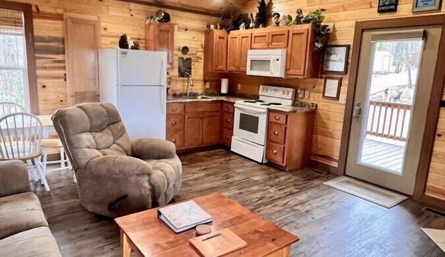critter corner · NO SUNDAY CHECK INS relaxing gated cabins hot tub in Bryant