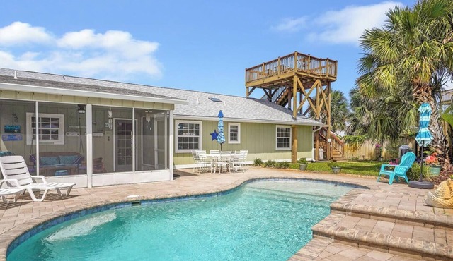 Decked Out: Cozy 3 bedroom beach house with Private Pool, screen porch and in St. Augustine