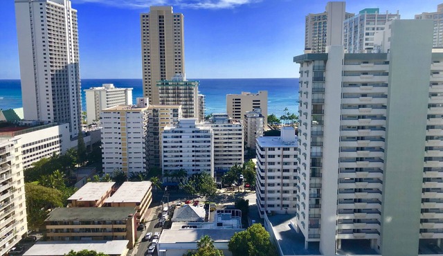 Diamond Head Penthouse 2bed/2bath Kitchen & Parking in heart of Waikiki. in Honolulu