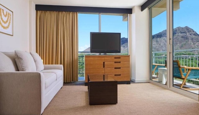 Diamond Head View Junior Suite | Kaimana Beach Hotel | Steps to the Beach in Honolulu