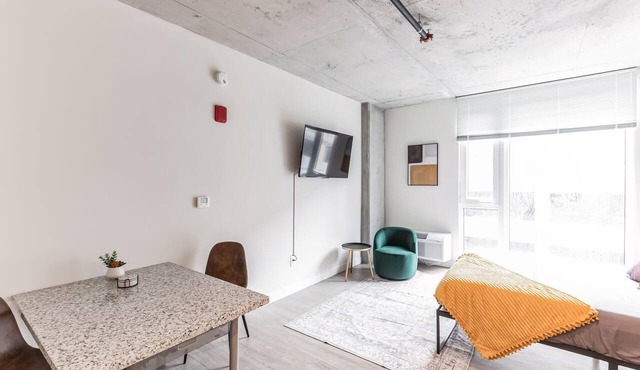 Discover Downtown! Cozy Studio by the Flats East Bank in Cleveland