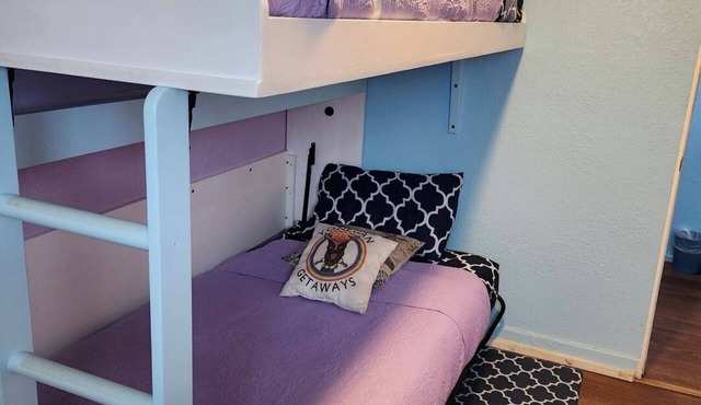 Downtown Wailuku Twin Wall Bunks + AC in Wailuku