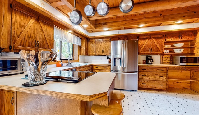 Eco-friendly log cabin with amazing views, deck, covered porch, grill, & firepit in Sultan
