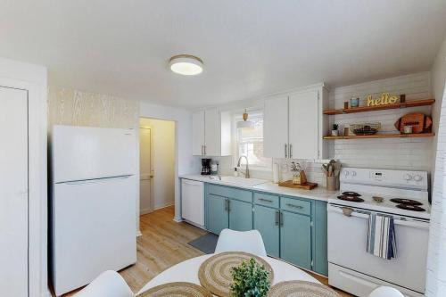 End Zone Escape-Light and Bright HOF Village Home in Canton