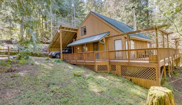 Experience Moonshadow - Fresh & fun chalet on Mt. Hood. 10 minutes to Ski Bowl! in Rhododendron