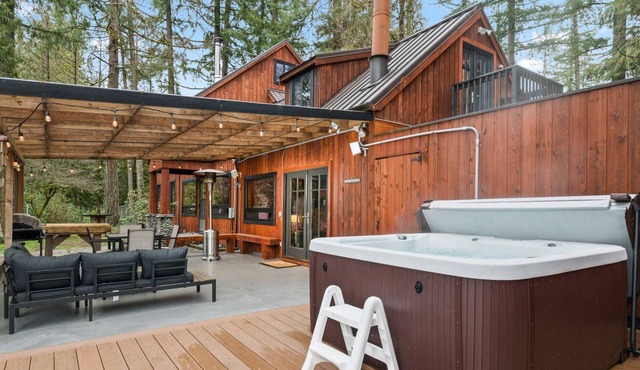 Extraordinary River Views and Setting, Hot Tub, Fire-Pit, Open Layout, New Décor and Furnishings in Sandy