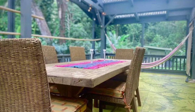 Fabulous 3-bedroom rainforest getaway with steam vent and lava arch in Pahoa