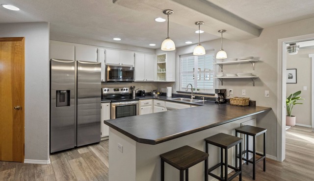 Family Friendly Great Location Inviting and Comfortable Lovely Clean Home in Central Point