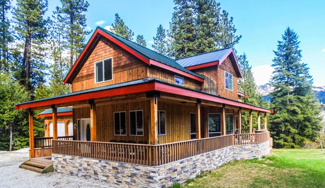 Family Retreat with Mountain Views ★ Entertainment Room ★ Hot tub in Leavenworth