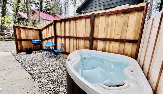 Fox Cabin - Lakefront Property-Hot Tub-Sleeps 4 in Bass Lake