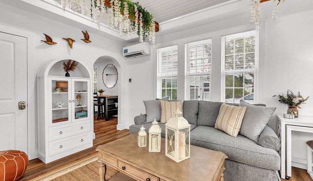 🐬Full Triplex-La Barra🌴Walk to Beach/Restaurants🍹Great for Larger Families in St. Pete Beach