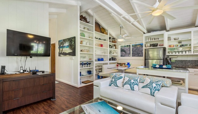 Gated cottage, 3 blocks to beach, A/C Close to Tunnels. Lots of outdoor space in Haena