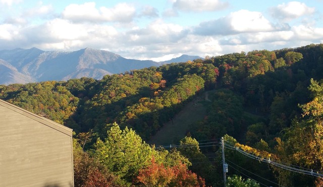 Gorgeous fall views from a mtn top condo! Hot tubs suana pool king bed. Promos! in Gatlinburg